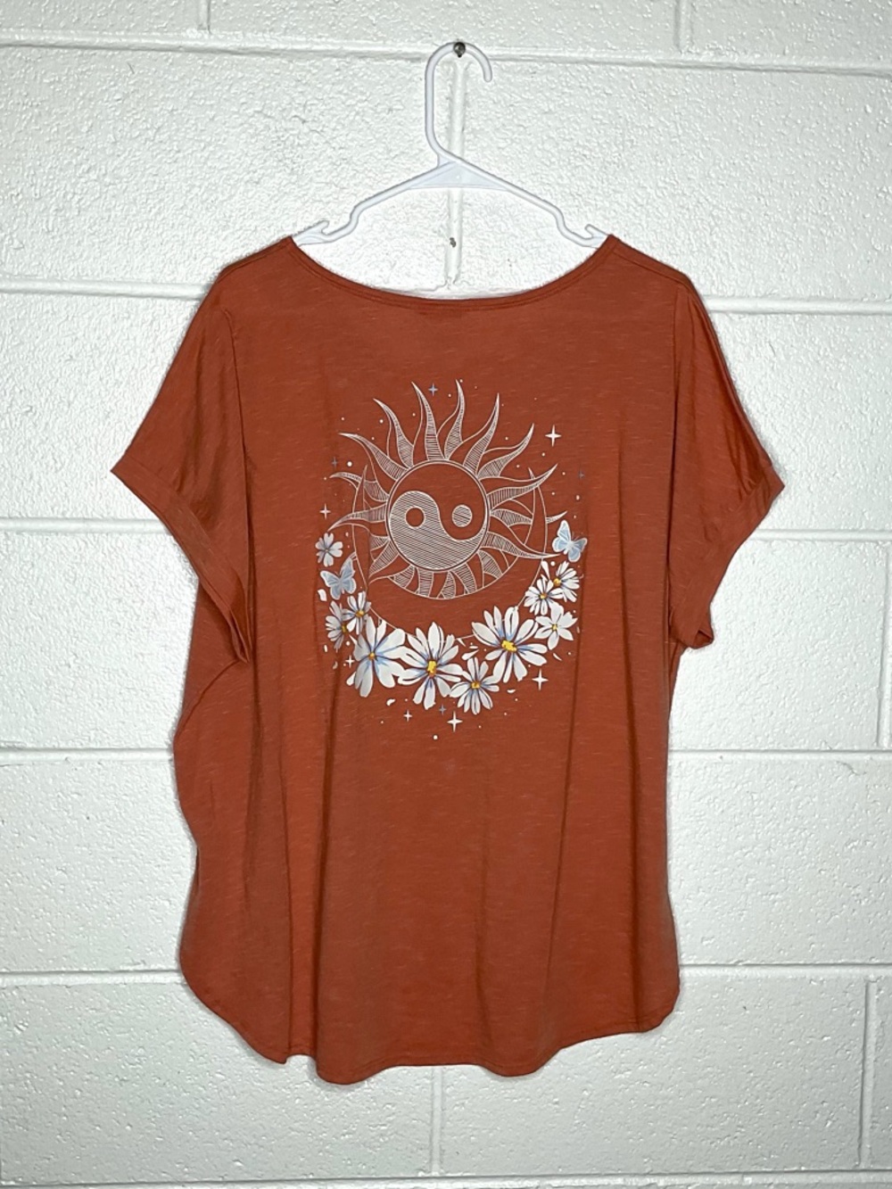 < Plus Size Boho Sun & Moon Yin/Yang Floral Graphic Top > - Picture 1 of 4